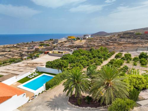 een luchtzicht op een villa met een zwembad bij Private house with pool & garden in Güimar