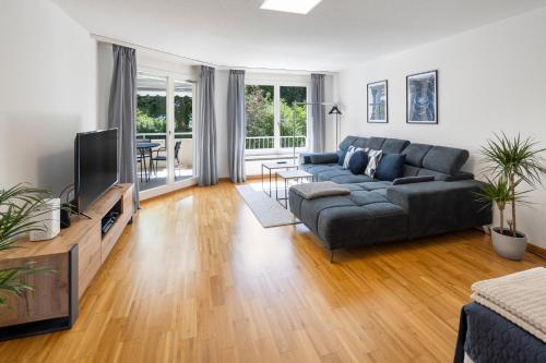 ein Wohnzimmer mit einem Sofa und einem TV in der Unterkunft habu bei Plättli Zoo cosy stay in Frauenfeld