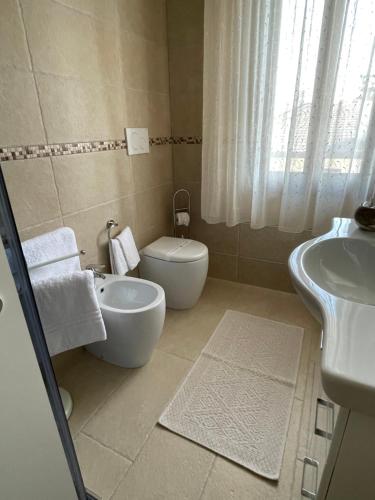 La salle de bains est pourvue de toilettes et d'un lavabo. dans l'établissement La casetta di Sally, à Ca Falier