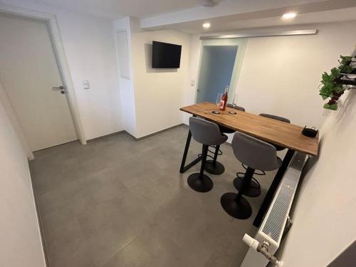 a room with a wooden table and two stools at Ferienwohnung zur Fröhlichkeit in Oberaltertheim