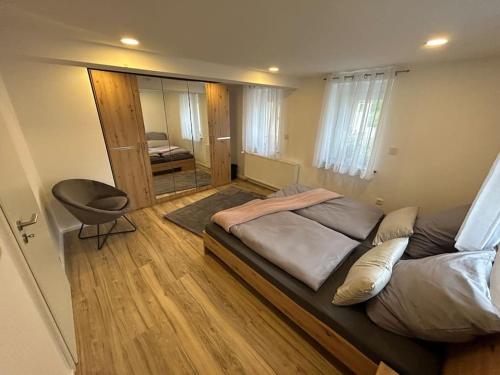 1 dormitorio con cama, escritorio y silla en Ferienwohnung zur Fröhlichkeit, en Oberaltertheim