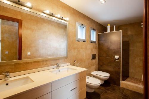 奇瓦的住宿－Villa Moderna，一间带水槽、卫生间和镜子的浴室