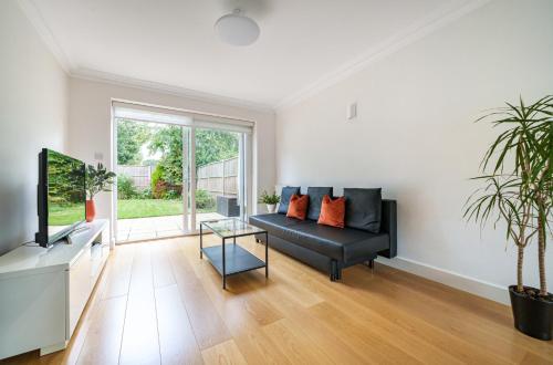 Zona de estar de 2 bed semi-detached house to rent in Connaught Road, Barnet EN5