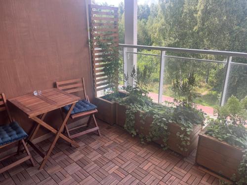 uma varanda com uma mesa e cadeiras e uma janela em Apartament Moja Klonova em Kielce