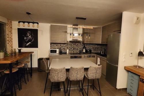 Appartement Voie Lactée Lyonにあるキッチンまたは簡易キッチン