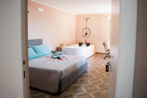 een slaapkamer met een bed en een bad in een kamer bij Palazzo DE MATTEO in Caiazzo