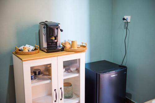 Utensilios para hacer té y café en Palazzo DE MATTEO