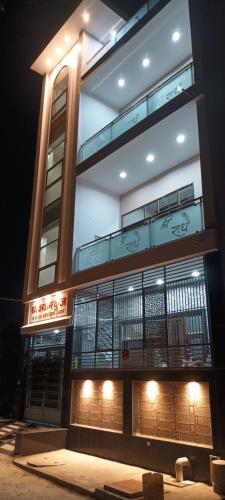 un edificio alto con luces en el costado. en Shree shyam kunj Home stay en Mathura