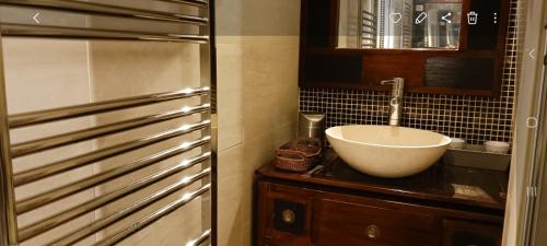 Et badeværelse på Emily in Paris