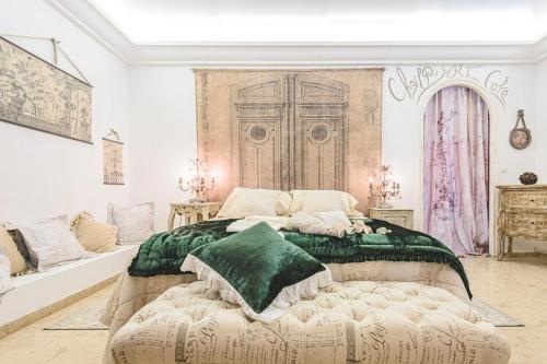 - une chambre avec un grand lit et une grande porte dans l'établissement La Dolce Vita à Epernay, à Épernay