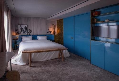 una camera con letto e parete blu di Unique Boutique Hotel Antibes Juan-les-Pins a Antibes