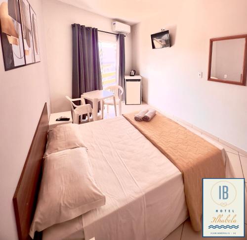 Hotel Residencial Ilhabela في فلوريانوبوليس: غرفة نوم بسرير كبير وطاولة