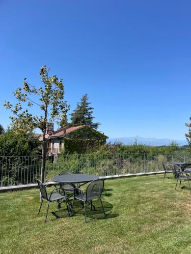 a group of tables and chairs on a lawn at Agriturismo Le Viole in Barolo