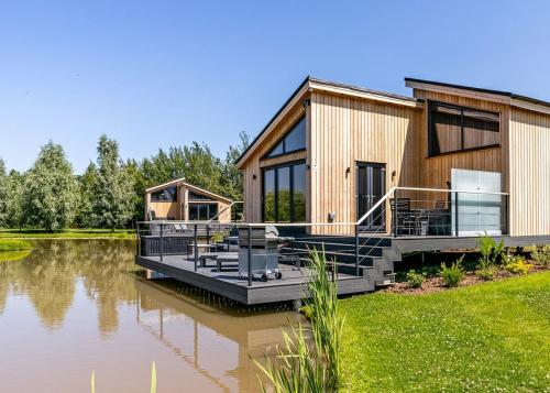 a cabin on a lake with a house at Amazing Home In Boston With Wifi in Boston