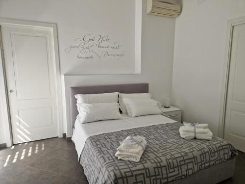 1 dormitorio con 1 cama con toallas en A casa di Cippi en Roma