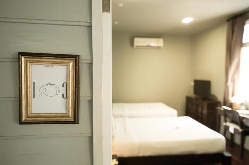 เตียงในห้องที่ ดอม อ็อฟ  แฮปปี้เนส ธาราบุรี รีสอร์ท