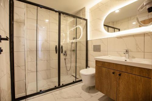 Ένα μπάνιο στο Grand Business Hotel