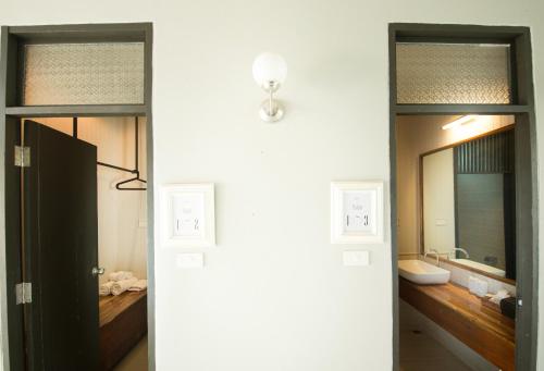 Dorm of Happiness by Tharaburi Resort tesisinde bir banyo