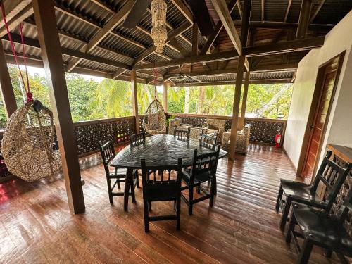 - une salle à manger avec une table et des chaises dans l'établissement La Lola, à San Vicente