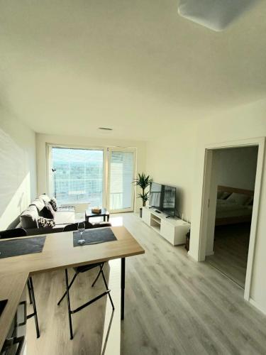 Nový, útulný apartmán s garážou, 5 min od letiska