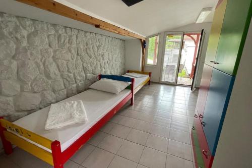 מיטה או מיטות בחדר ב-Family House Simba