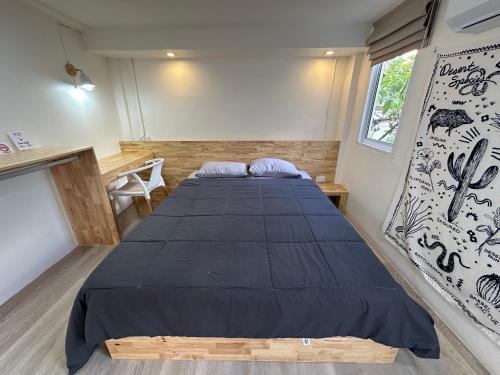 Letter Better Home في Ban Bo Sai Klang: غرفة نوم بسرير كبير في غرفة