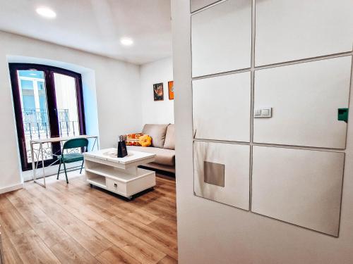 Habitación con puerta corredera y sala de estar. en Apartamento TIENDAS 8 en Almería