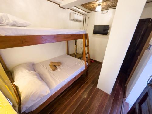 a small room with two bunk beds in it at La Lola in San Vicente