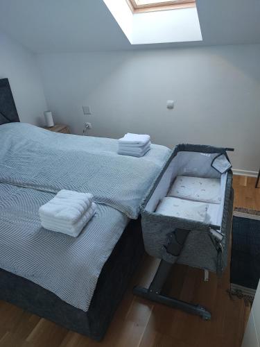 Ένα ή περισσότερα κρεβάτια σε δωμάτιο στο Apartman Batuda,CENTAR, FREE MINI-ZOO, FREE WELLNESS,SAUNA,SWIMMINGPOOL located in near hotel spa close to apartment-ALL INCLUSIVE-IZDAVANJE R1 RAČUNA