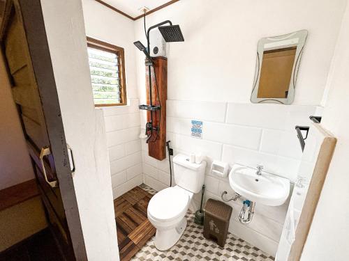 La petite salle de bains est pourvue de toilettes et d'un lavabo. dans l'établissement La Lola, à San Vicente