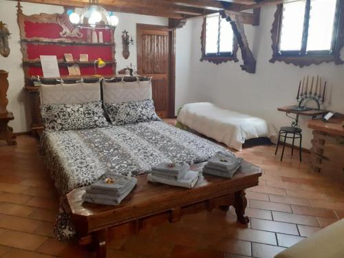 een slaapkamer met een bed en een tafel met handdoeken bij Villa Elena in Salzano