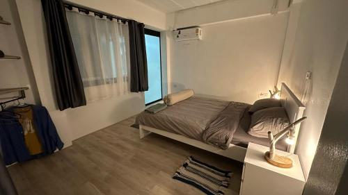 - une chambre avec un lit et une grande fenêtre dans l'établissement Quiet LakeHouse Appartement on Memory Beach road, à Khao Lak