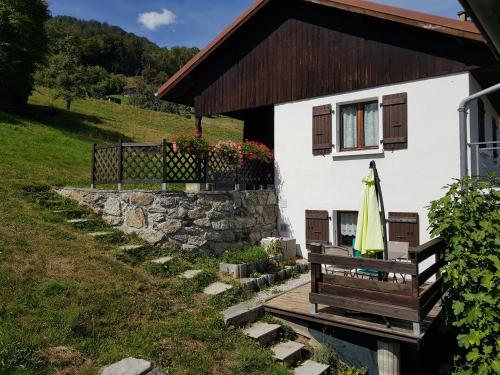 サランシュにあるChalet avec terrasse et vue sur le Mt-Blancの白い家(ベンチ付)