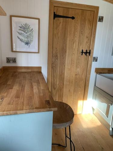 Φωτογραφία από το άλμπουμ του Cosy Shepherd's Hut near Shrewsbury σε Clive