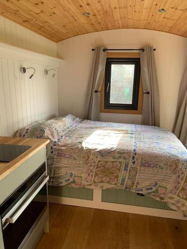 Ένα ή περισσότερα κρεβάτια σε δωμάτιο στο Cosy Shepherd's Hut near Shrewsbury
