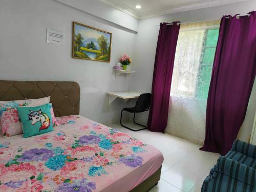 En eller flere senger på et rom på Trails of Kampar Villa Homestay