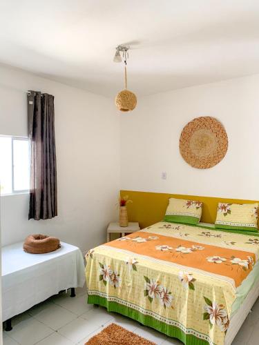 sypialnia z łóżkiem i oknem w obiekcie Hostel Praia de Ondina w mieście Salvador