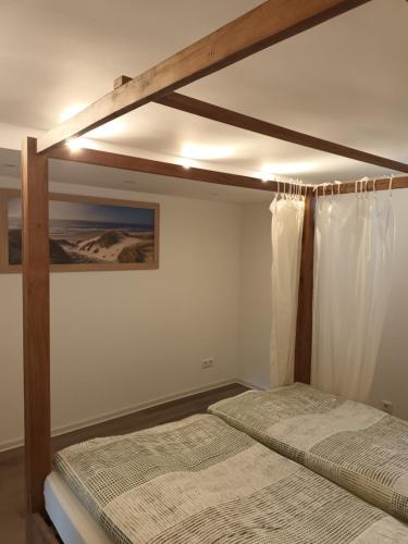1 dormitorio con 1 cama con marco de madera en Cozy apartment, en Eberbach