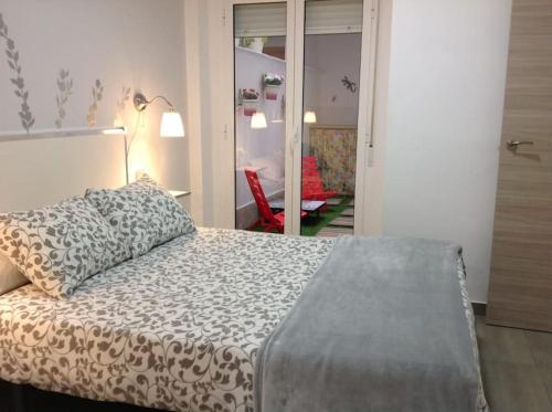 a bedroom with a bed in a room at Oceanográfico, Playa, Puerto Juanjo in Valencia