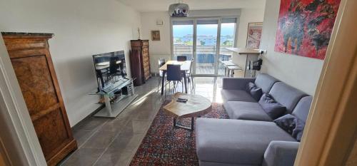 un salon avec un canapé et une table dans l'établissement Appartement coeur toulousain avec 2 chambres, à Toulouse