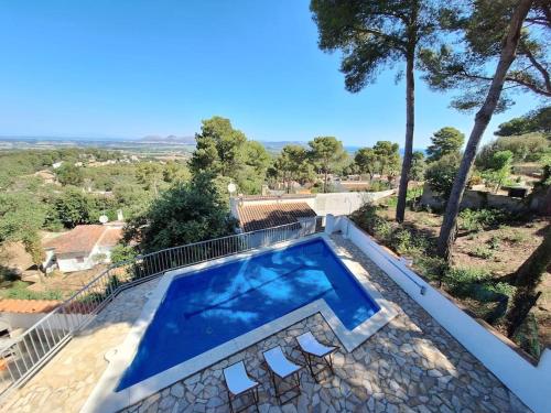 a swimming pool in a villa with a view at Magnífica casa con vistas al mar y piscina privada in Girona