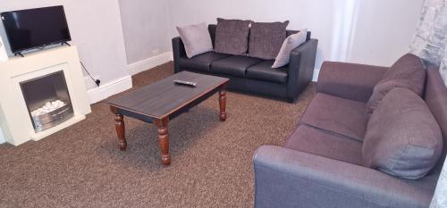 un soggiorno con divano e tavolino da caffè di HESFORD B a Manchester