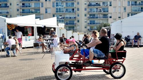 een groep mensen die op een waterfiets rijden bij Studio plage, vue mer et dragon, garage pour moto in Calais