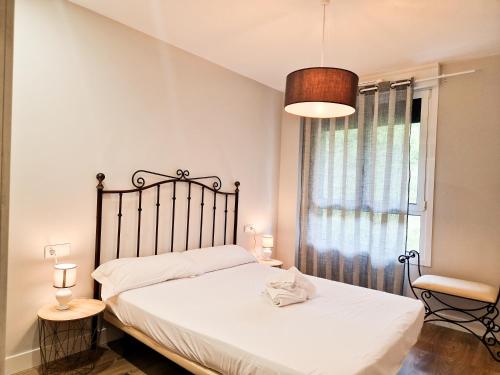 1 dormitorio con cama y ventana grande en Algorri - ONGI ETORRI, en Zumaia