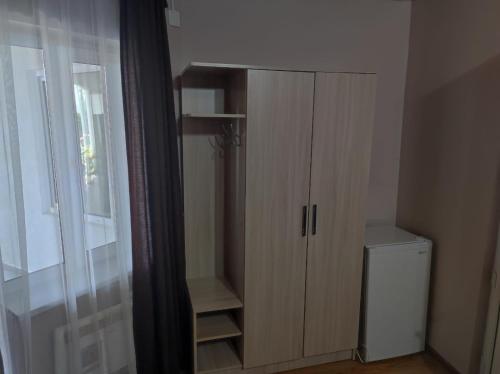 une armoire dans une chambre avec une fenêtre et une porte dans l'établissement Жаркое лето на Иссык-Куле, à Cholpon-Ata