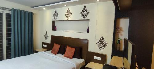 um quarto com uma cama num quarto com uma janela em Happy Vibes studio flats - service apartment em Mysore