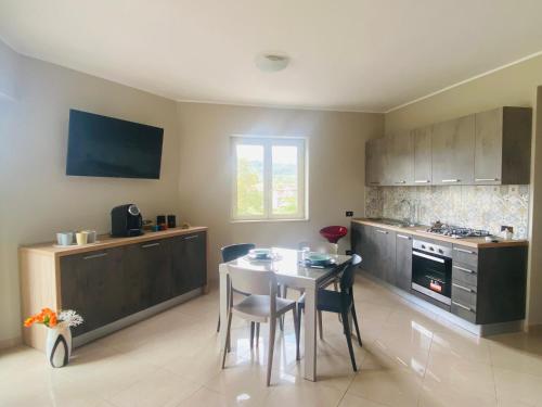 cocina con mesa y sillas en una habitación en Casa vacanze MELFA, en Atina