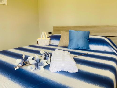Una cama azul y blanca con toallas. en Casa vacanze MELFA, en Atina
