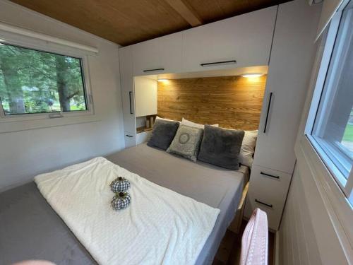 a small bedroom with a bed in a tiny house at Micro chalet Le Boisé ! in Saint Zenon