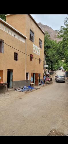 的住宿－مقهى ومأوى الحاج بلعيد，前面有停车位的建筑